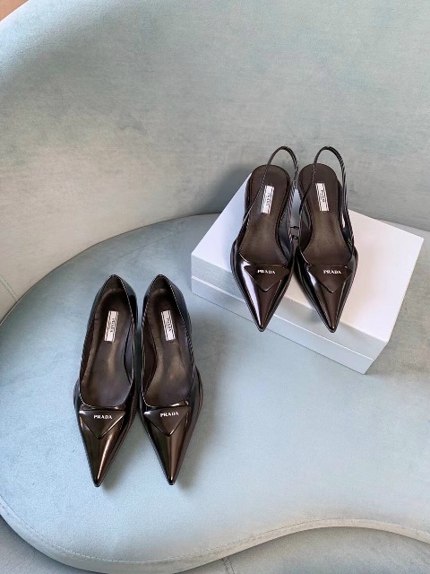 Tôi nghĩ bất kì người phụ nữ nào cũng có thể lột xác chỉ bằng một chiếc váy xinh đẹp và giày cao gót. Giày cao gót tiếp thêm sức mạnh cho phụ nữ bằng một cách nào đó.