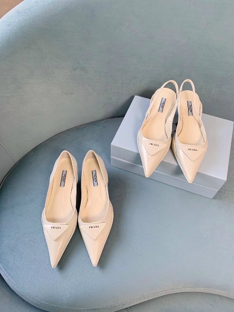 Tôi nghĩ bất kì người phụ nữ nào cũng có thể lột xác chỉ bằng một chiếc váy xinh đẹp và giày cao gót. Giày cao gót tiếp thêm sức mạnh cho phụ nữ bằng một cách nào đó.