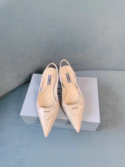 Tôi nghĩ bất kì người phụ nữ nào cũng có thể lột xác chỉ bằng một chiếc váy xinh đẹp và giày cao gót. Giày cao gót tiếp thêm sức mạnh cho phụ nữ bằng một cách nào đó.