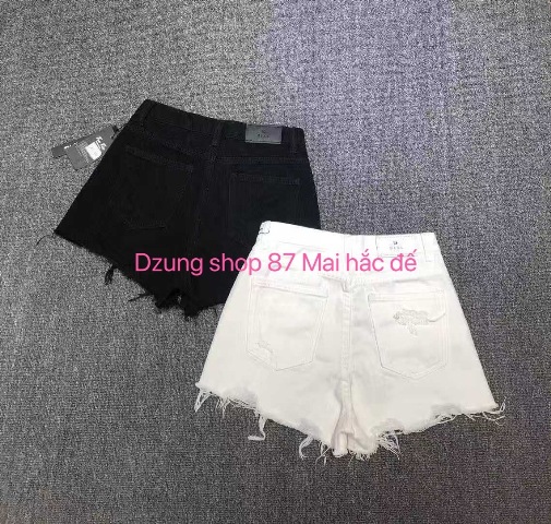 Trong vô vàn các loại trang phục điệu đà, chân váy có ưu điểm là đánh lừa thị giác, làm đôi chân người mặc trông thon dài hơn. Ngoài ra, chúng còn giúp chị em có một vẻ ngoài nổi bật và cuốn hút.