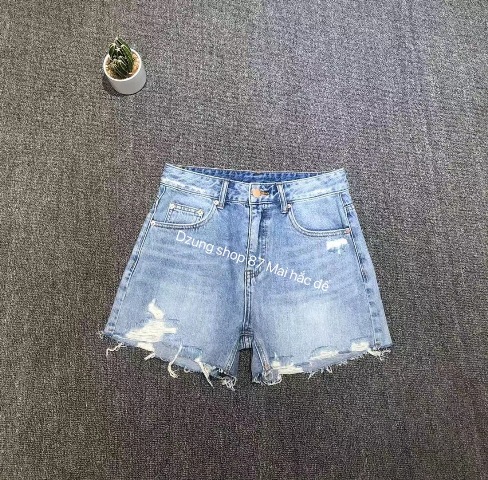 Trong vô vàn các loại trang phục điệu đà, chân váy có ưu điểm là đánh lừa thị giác, làm đôi chân người mặc trông thon dài hơn. Ngoài ra, chúng còn giúp chị em có một vẻ ngoài nổi bật và cuốn hút.