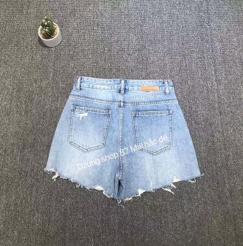 Trong vô vàn các loại trang phục điệu đà, chân váy có ưu điểm là đánh lừa thị giác, làm đôi chân người mặc trông thon dài hơn. Ngoài ra, chúng còn giúp chị em có một vẻ ngoài nổi bật và cuốn hút.