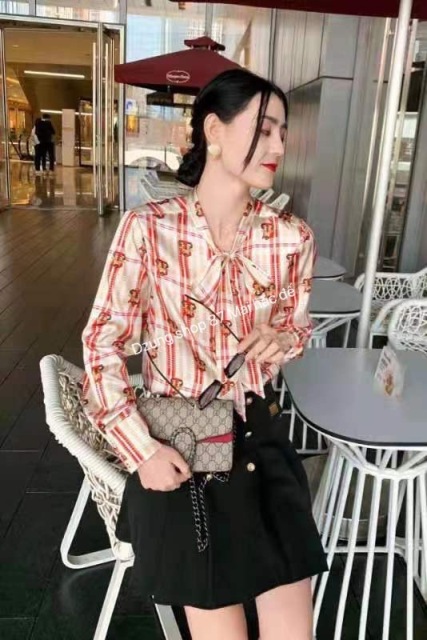 Mỗi mẫu áo sơ mi nữ đẹp 2021 đều đem đến cho người mặc nét thanh tao, nhã nhặn và lịch sự.