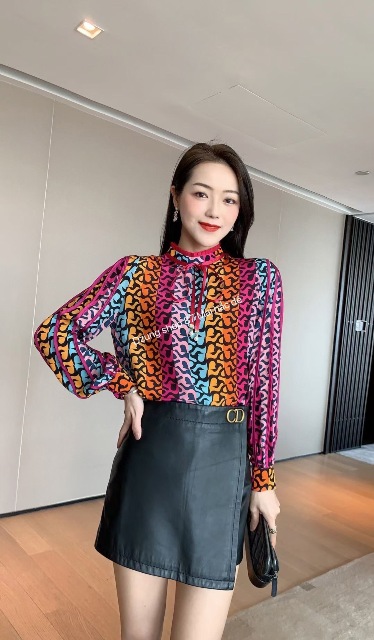 Vẻ đẹp quyến rũ sẽ được phô diễn qua bờ vai thon, vòng một nóng bỏng dưới làn váy mỏng manh.
