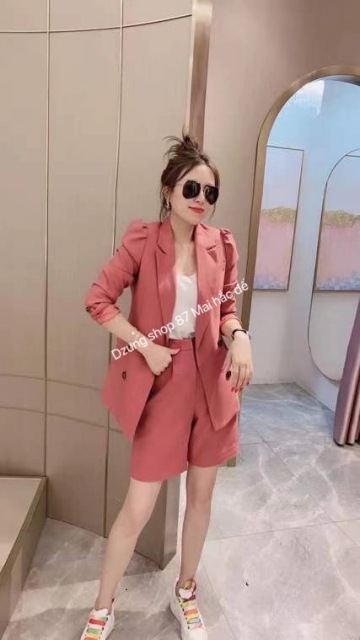 Dẫn đầu xu hướng thời trang mới nhất, Dzung mang đến bộ sưu tập thời trang đằng cấp hàng đầu. Sang trọng và thanh lịch, tối giản nhưng không đơn điệu 