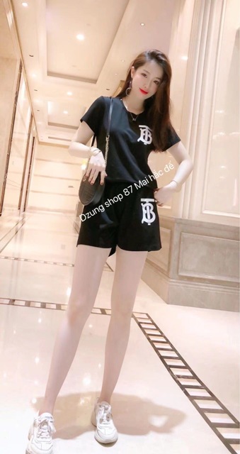 Sét bộ thể thao mang lại cho ta phông cách khỏe và cá tính