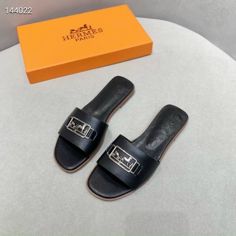 Tôi nghĩ bất kì người phụ nữ nào cũng có thể lột xác chỉ bằng một chiếc váy xinh đẹp và giày cao gót. Giày cao gót tiếp thêm sức mạnh cho phụ nữ bằng một cách nào đó.