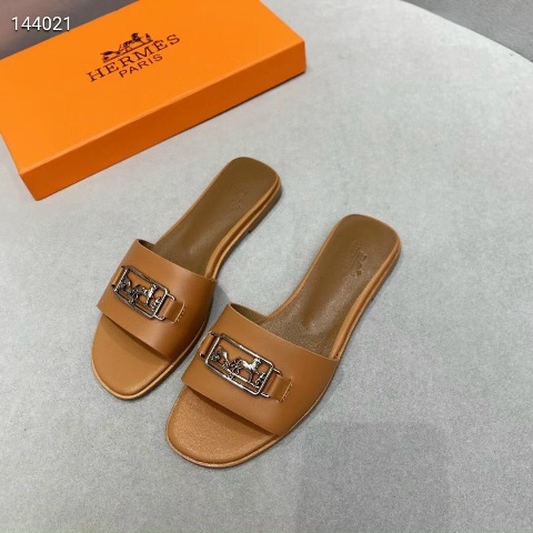 Tôi nghĩ bất kì người phụ nữ nào cũng có thể lột xác chỉ bằng một chiếc váy xinh đẹp và giày cao gót. Giày cao gót tiếp thêm sức mạnh cho phụ nữ bằng một cách nào đó.