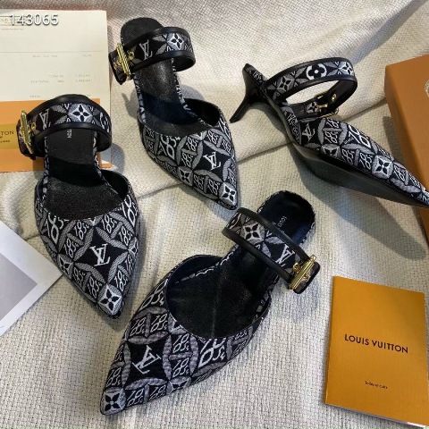 Tôi nghĩ bất kì người phụ nữ nào cũng có thể lột xác chỉ bằng một chiếc váy xinh đẹp và giày cao gót. Giày cao gót tiếp thêm sức mạnh cho phụ nữ bằng một cách nào đó.