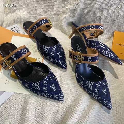 Tôi nghĩ bất kì người phụ nữ nào cũng có thể lột xác chỉ bằng một chiếc váy xinh đẹp và giày cao gót. Giày cao gót tiếp thêm sức mạnh cho phụ nữ bằng một cách nào đó.