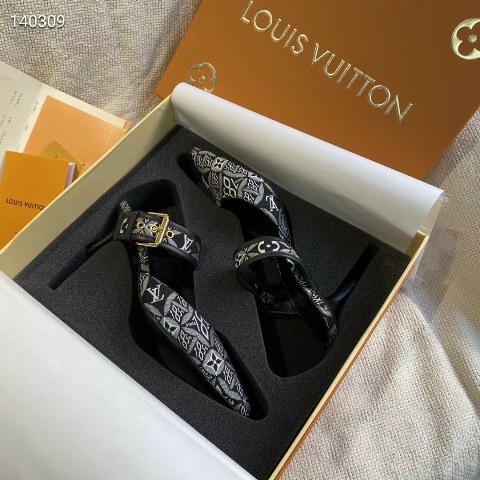 Tôi nghĩ bất kì người phụ nữ nào cũng có thể lột xác chỉ bằng một chiếc váy xinh đẹp và giày cao gót. Giày cao gót tiếp thêm sức mạnh cho phụ nữ bằng một cách nào đó.