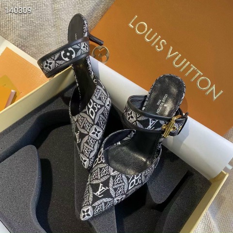 Tôi nghĩ bất kì người phụ nữ nào cũng có thể lột xác chỉ bằng một chiếc váy xinh đẹp và giày cao gót. Giày cao gót tiếp thêm sức mạnh cho phụ nữ bằng một cách nào đó.