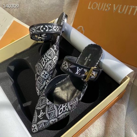 Tôi nghĩ bất kì người phụ nữ nào cũng có thể lột xác chỉ bằng một chiếc váy xinh đẹp và giày cao gót. Giày cao gót tiếp thêm sức mạnh cho phụ nữ bằng một cách nào đó.