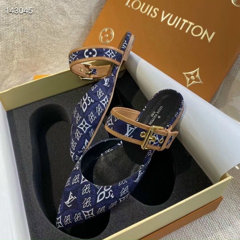 Tôi nghĩ bất kì người phụ nữ nào cũng có thể lột xác chỉ bằng một chiếc váy xinh đẹp và giày cao gót. Giày cao gót tiếp thêm sức mạnh cho phụ nữ bằng một cách nào đó.