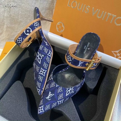 Tôi nghĩ bất kì người phụ nữ nào cũng có thể lột xác chỉ bằng một chiếc váy xinh đẹp và giày cao gót. Giày cao gót tiếp thêm sức mạnh cho phụ nữ bằng một cách nào đó.