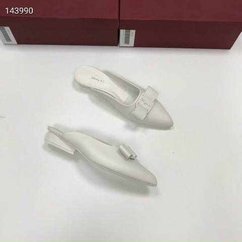 Tôi nghĩ bất kì người phụ nữ nào cũng có thể lột xác chỉ bằng một chiếc váy xinh đẹp và giày cao gót. Giày cao gót tiếp thêm sức mạnh cho phụ nữ bằng một cách nào đó.