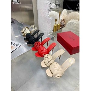 Một trong những vũ khí cải thiện vóc dáng được các mỹ nhân Việt chuộng nhất chính là những đôi giày cao gót/sandal 