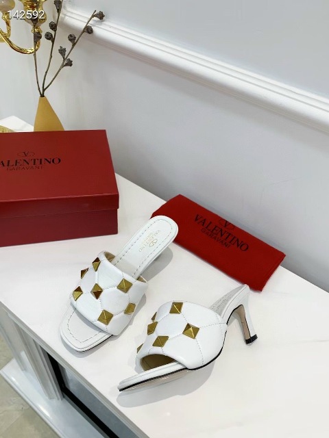 Một trong những vũ khí cải thiện vóc dáng được các mỹ nhân Việt chuộng nhất chính là những đôi giày cao gót/sandal 