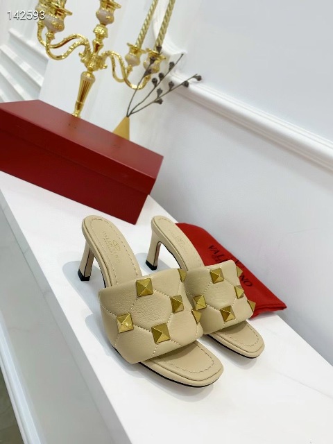 Một trong những vũ khí cải thiện vóc dáng được các mỹ nhân Việt chuộng nhất chính là những đôi giày cao gót/sandal 