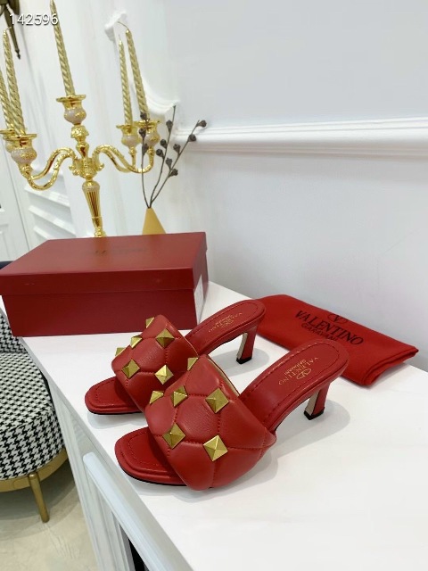 Giày cao gót là phụ kiện thần kỳ của phái đẹp. Một cô gái khi mang giày cao gót trông sẽ thêm phần quyến rũ và cuốn hút.