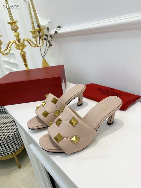 Giày cao gót là phụ kiện thần kỳ của phái đẹp. Một cô gái khi mang giày cao gót trông sẽ thêm phần quyến rũ và cuốn hút.