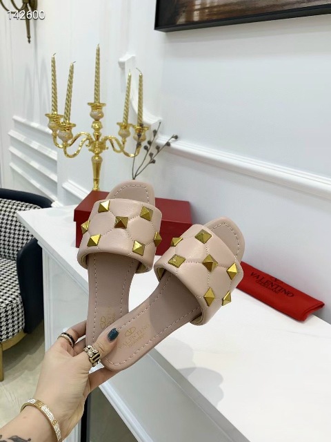 Giày cao gót là phụ kiện thần kỳ của phái đẹp. Một cô gái khi mang giày cao gót trông sẽ thêm phần quyến rũ và cuốn hút.