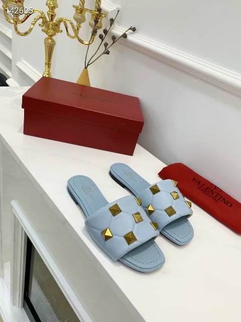 Giày cao gót là phụ kiện thần kỳ của phái đẹp. Một cô gái khi mang giày cao gót trông sẽ thêm phần quyến rũ và cuốn hút.