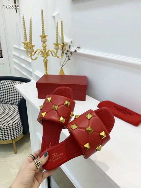 Giày cao gót là phụ kiện thần kỳ của phái đẹp. Một cô gái khi mang giày cao gót trông sẽ thêm phần quyến rũ và cuốn hút.