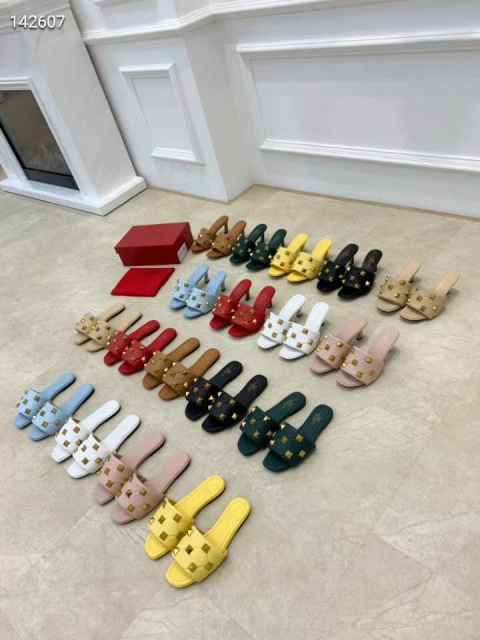 Giày cao gót là phụ kiện thần kỳ của phái đẹp. Một cô gái khi mang giày cao gót trông sẽ thêm phần quyến rũ và cuốn hút.