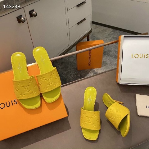 Giày cao gót là phụ kiện thần kỳ của phái đẹp. Một cô gái khi mang giày cao gót trông sẽ thêm phần quyến rũ và cuốn hút.