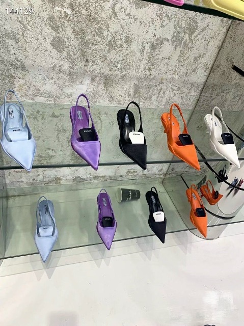 Tôi nghĩ bất kì người phụ nữ nào cũng có thể lột xác chỉ bằng một chiếc váy xinh đẹp và giày cao gót. Giày cao gót tiếp thêm sức mạnh cho phụ nữ bằng một cách nào đó.