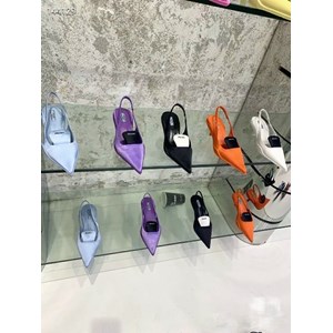 Tôi nghĩ bất kì người phụ nữ nào cũng có thể lột xác chỉ bằng một chiếc váy xinh đẹp và giày cao gót. Giày cao gót tiếp thêm sức mạnh cho phụ nữ bằng một cách nào đó.