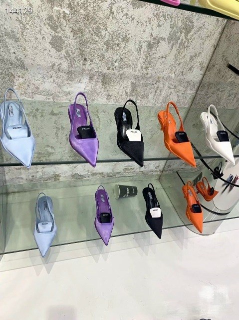 Tôi nghĩ bất kì người phụ nữ nào cũng có thể lột xác chỉ bằng một chiếc váy xinh đẹp và giày cao gót. Giày cao gót tiếp thêm sức mạnh cho phụ nữ bằng một cách nào đó.