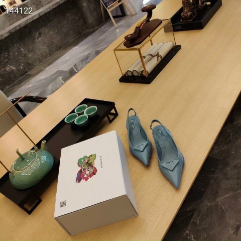 Tôi nghĩ bất kì người phụ nữ nào cũng có thể lột xác chỉ bằng một chiếc váy xinh đẹp và giày cao gót. Giày cao gót tiếp thêm sức mạnh cho phụ nữ bằng một cách nào đó.