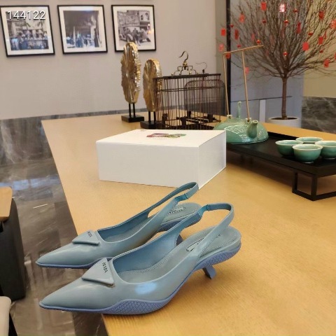 Tôi nghĩ bất kì người phụ nữ nào cũng có thể lột xác chỉ bằng một chiếc váy xinh đẹp và giày cao gót. Giày cao gót tiếp thêm sức mạnh cho phụ nữ bằng một cách nào đó.