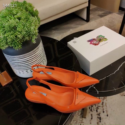 Tôi nghĩ bất kì người phụ nữ nào cũng có thể lột xác chỉ bằng một chiếc váy xinh đẹp và giày cao gót. Giày cao gót tiếp thêm sức mạnh cho phụ nữ bằng một cách nào đó.