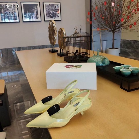 Tôi nghĩ bất kì người phụ nữ nào cũng có thể lột xác chỉ bằng một chiếc váy xinh đẹp và giày cao gót. Giày cao gót tiếp thêm sức mạnh cho phụ nữ bằng một cách nào đó.