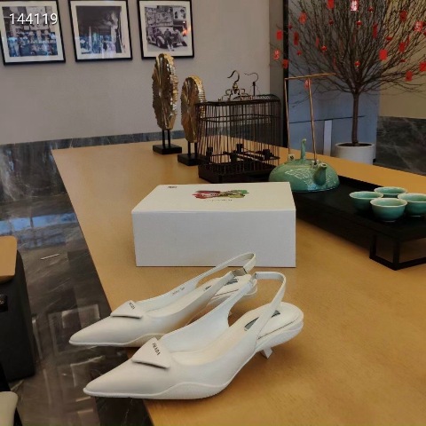 Tôi nghĩ bất kì người phụ nữ nào cũng có thể lột xác chỉ bằng một chiếc váy xinh đẹp và giày cao gót. Giày cao gót tiếp thêm sức mạnh cho phụ nữ bằng một cách nào đó.