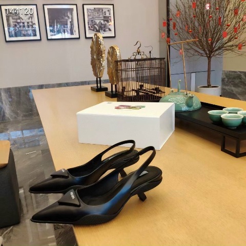 Tôi nghĩ bất kì người phụ nữ nào cũng có thể lột xác chỉ bằng một chiếc váy xinh đẹp và giày cao gót. Giày cao gót tiếp thêm sức mạnh cho phụ nữ bằng một cách nào đó.