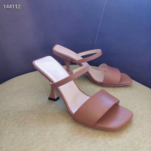 Tôi nghĩ bất kì người phụ nữ nào cũng có thể lột xác chỉ bằng một chiếc váy xinh đẹp và giày cao gót. Giày cao gót tiếp thêm sức mạnh cho phụ nữ bằng một cách nào đó.