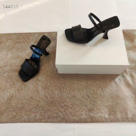 Tôi nghĩ bất kì người phụ nữ nào cũng có thể lột xác chỉ bằng một chiếc váy xinh đẹp và giày cao gót. Giày cao gót tiếp thêm sức mạnh cho phụ nữ bằng một cách nào đó.