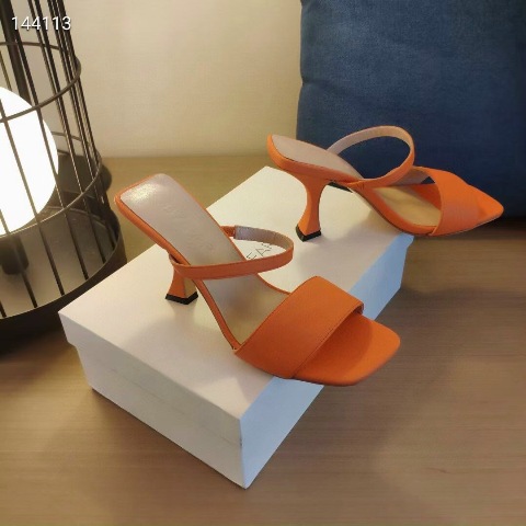 Tôi nghĩ bất kì người phụ nữ nào cũng có thể lột xác chỉ bằng một chiếc váy xinh đẹp và giày cao gót. Giày cao gót tiếp thêm sức mạnh cho phụ nữ bằng một cách nào đó.