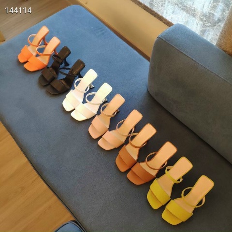 Tôi nghĩ bất kì người phụ nữ nào cũng có thể lột xác chỉ bằng một chiếc váy xinh đẹp và giày cao gót. Giày cao gót tiếp thêm sức mạnh cho phụ nữ bằng một cách nào đó.