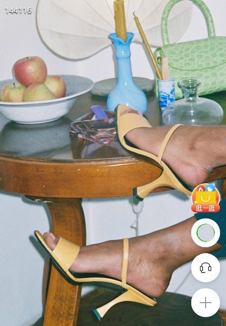 Tôi nghĩ bất kì người phụ nữ nào cũng có thể lột xác chỉ bằng một chiếc váy xinh đẹp và giày cao gót. Giày cao gót tiếp thêm sức mạnh cho phụ nữ bằng một cách nào đó.