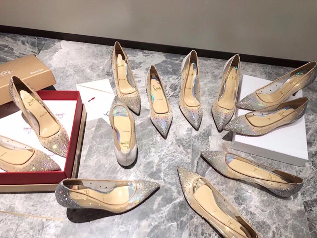 Vẻ đẹp quyến rũ sẽ được phô diễn qua bờ vai thon, vòng một nóng bỏng dưới làn váy mỏng manh.