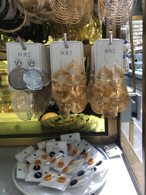 Kính không chỉ đơn thuần là một phụ kiện thời trang mà còn là vật dụng bảo vệ sức khỏe