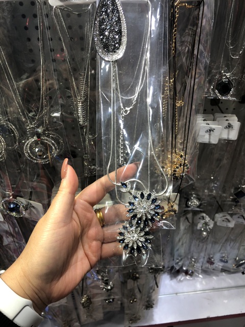 Kính không chỉ đơn thuần là một phụ kiện thời trang mà còn là vật dụng bảo vệ sức khỏe