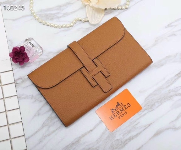 Hãy chọn cho mình một chiếc túi kiểu dáng thanh lịch, sang trọng, màu sắc trung tính để có thể dễ kết hợp cùng trang phục đi làm của bạn mà vẫn thể hiện đẳng cấp của mình.