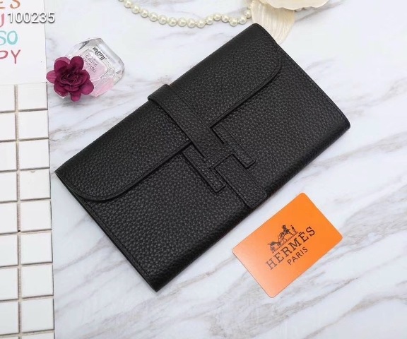 Hãy chọn cho mình một chiếc túi kiểu dáng thanh lịch, sang trọng, màu sắc trung tính để có thể dễ kết hợp cùng trang phục đi làm của bạn mà vẫn thể hiện đẳng cấp của mình.