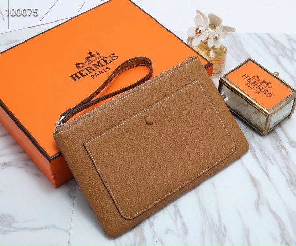 Hãy chọn cho mình một chiếc túi kiểu dáng thanh lịch, sang trọng, màu sắc trung tính để có thể dễ kết hợp cùng trang phục đi làm của bạn mà vẫn thể hiện đẳng cấp của mình.